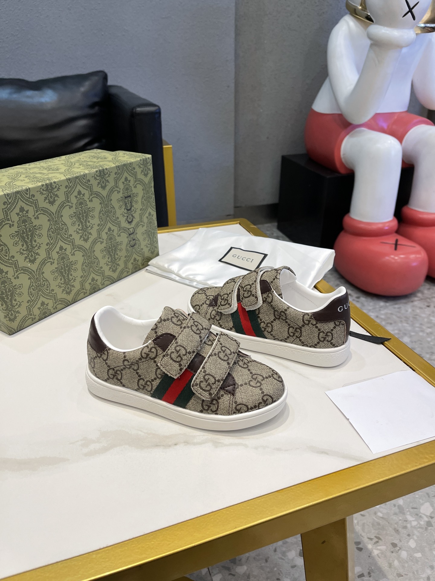 Children's shoes child